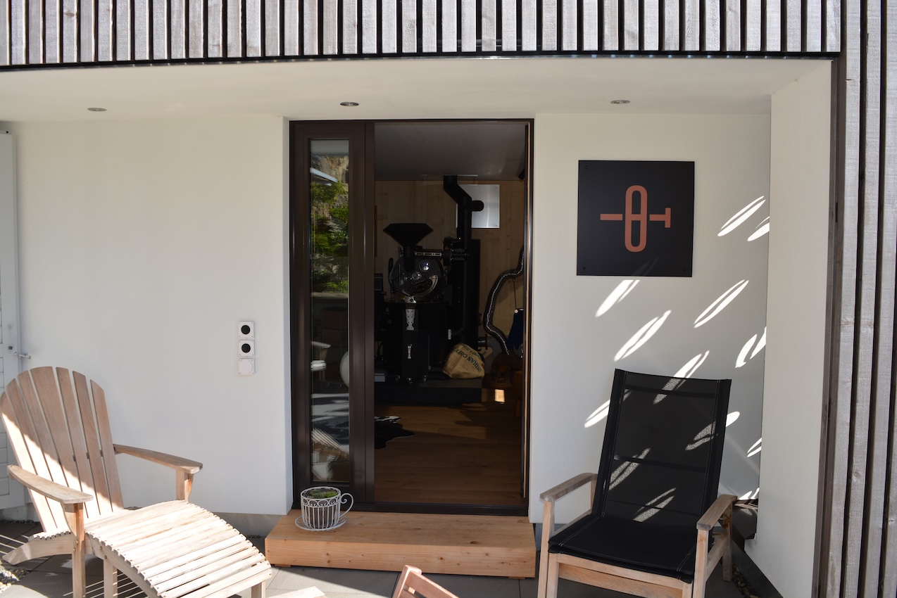 Entrée de la brûlerie OSPELT KFE avec le Stingray E7 visible à l’intérieur