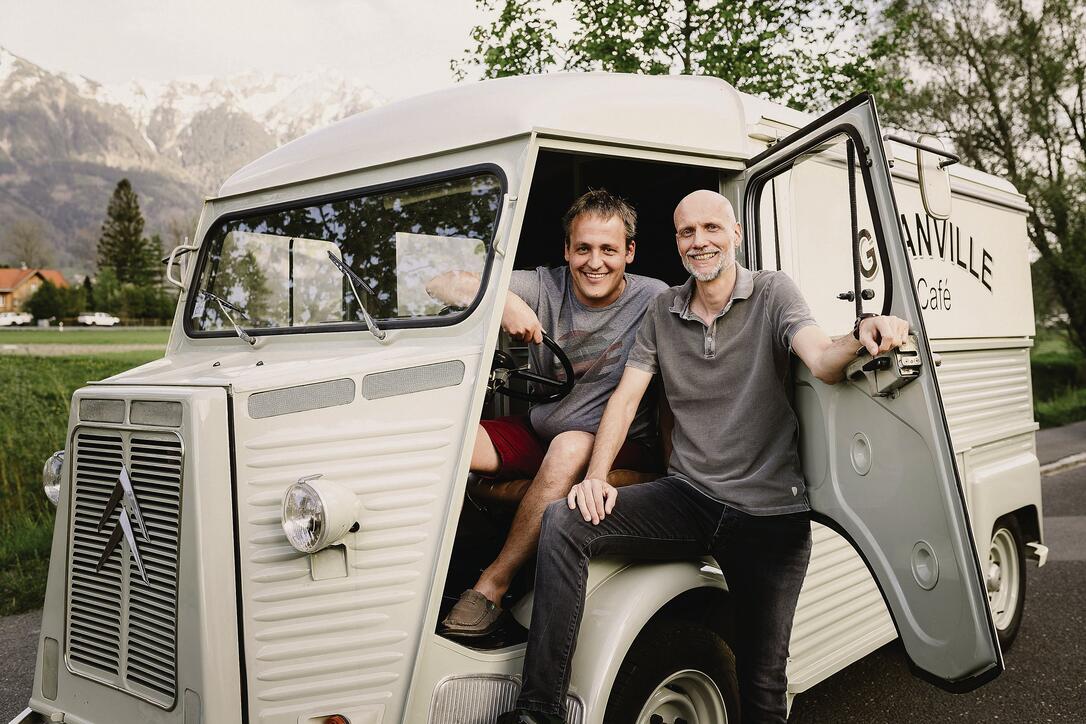 Roman Eggenberger et Kurt Ospelt dans le Citroën HY de Granville Café