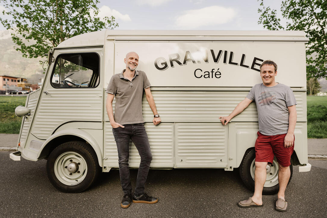 Kurt Ospelt et Roman Eggenberger devant le Citroën HY de Granville Café