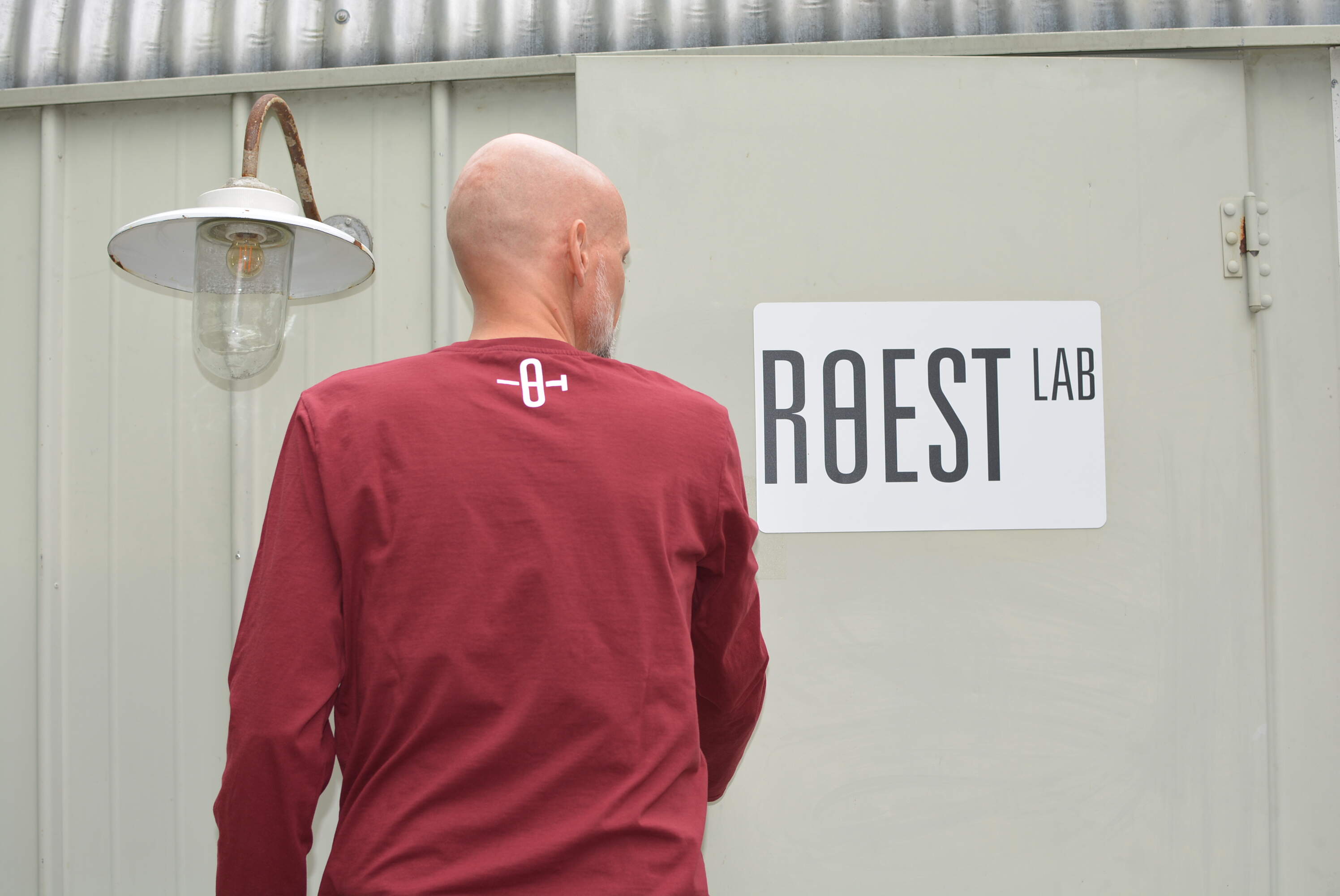 Kurt Ospelt devant l’enseigne RØEST LAB de sa première micro-brûlerie