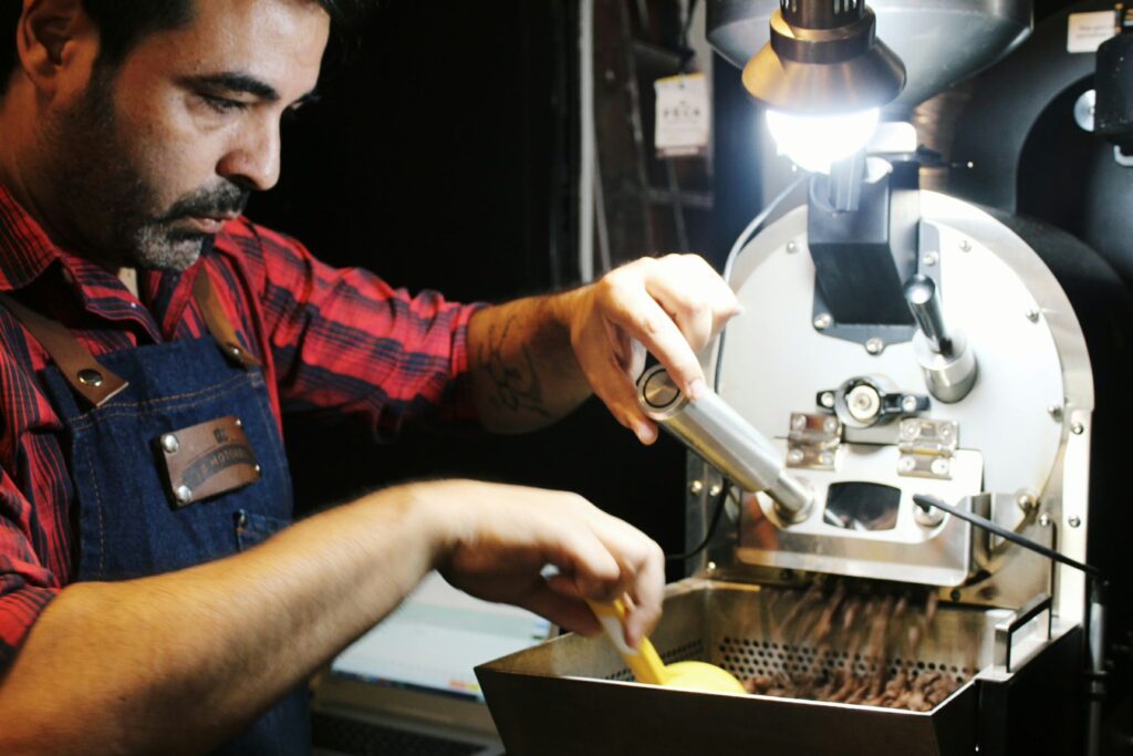 Walter Mitre, cofondateur de La Motofeca, en train de torréfier