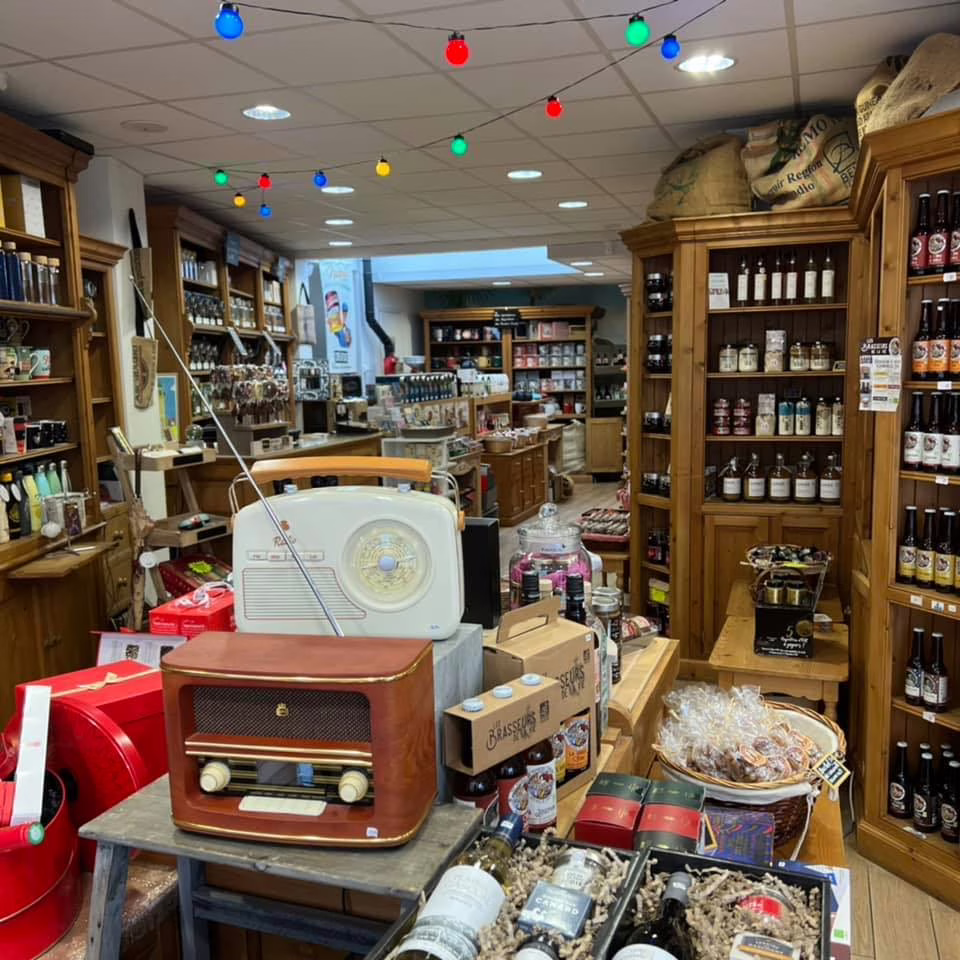 Rayons de produits gourmands de l'épicerie fine Aux Petits Plaisirs