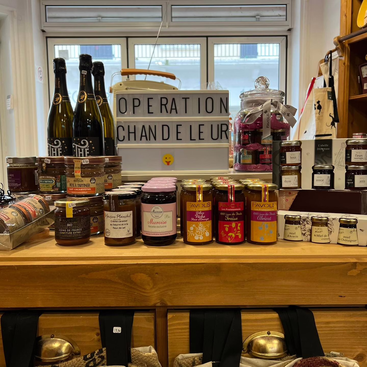 Ambiance chaleureuse de la boutique Aux Petits Plaisirs