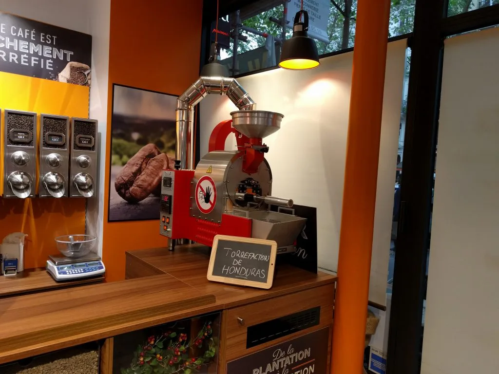 Torréfacteur Coffee-Tech Solar rouge installé dans un espace de vente