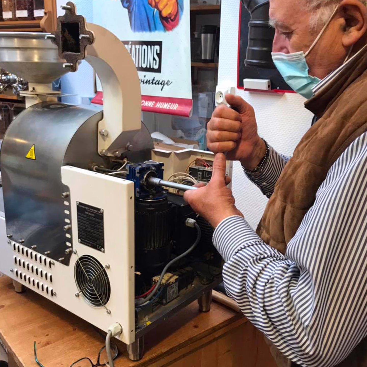 Torréfacteur de boutique Solar Coffee Tech en cours de torréfaction