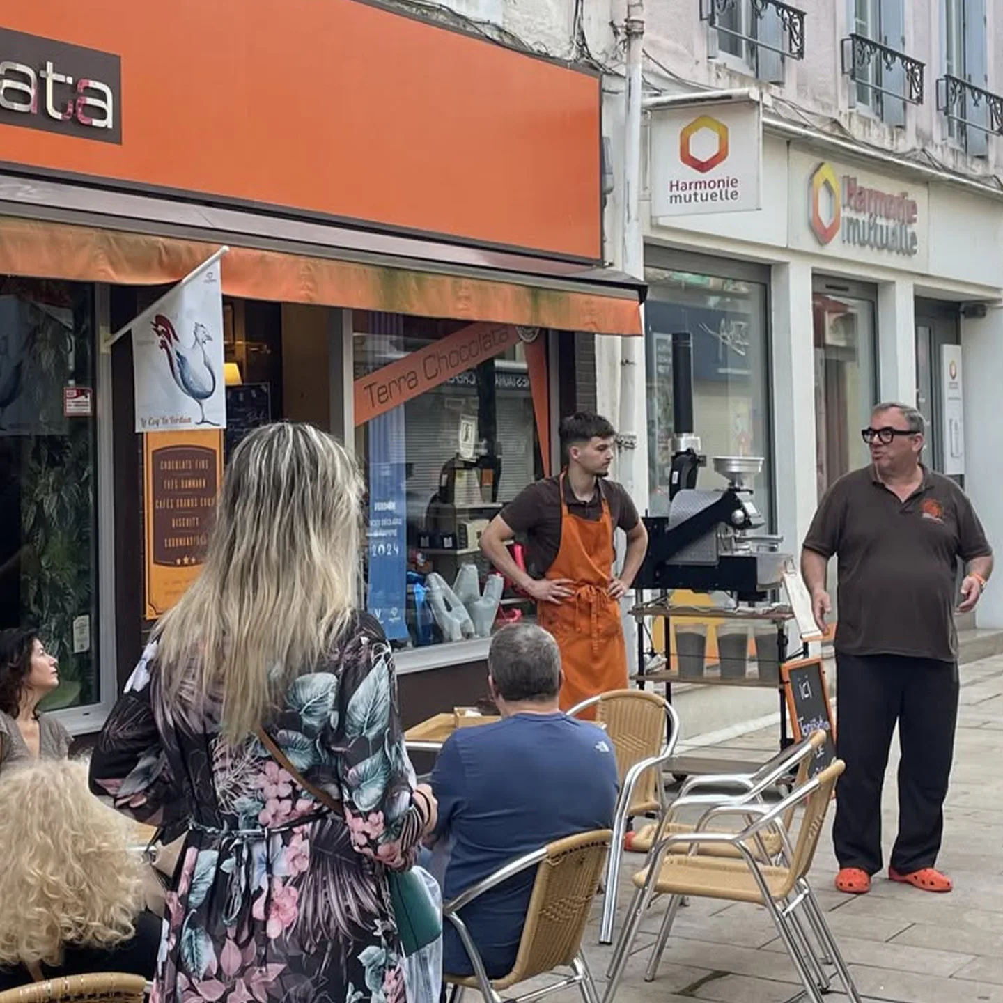 Patrick Schoenecker torréfie le café avec le Solar Eco devant sa chocolaterie