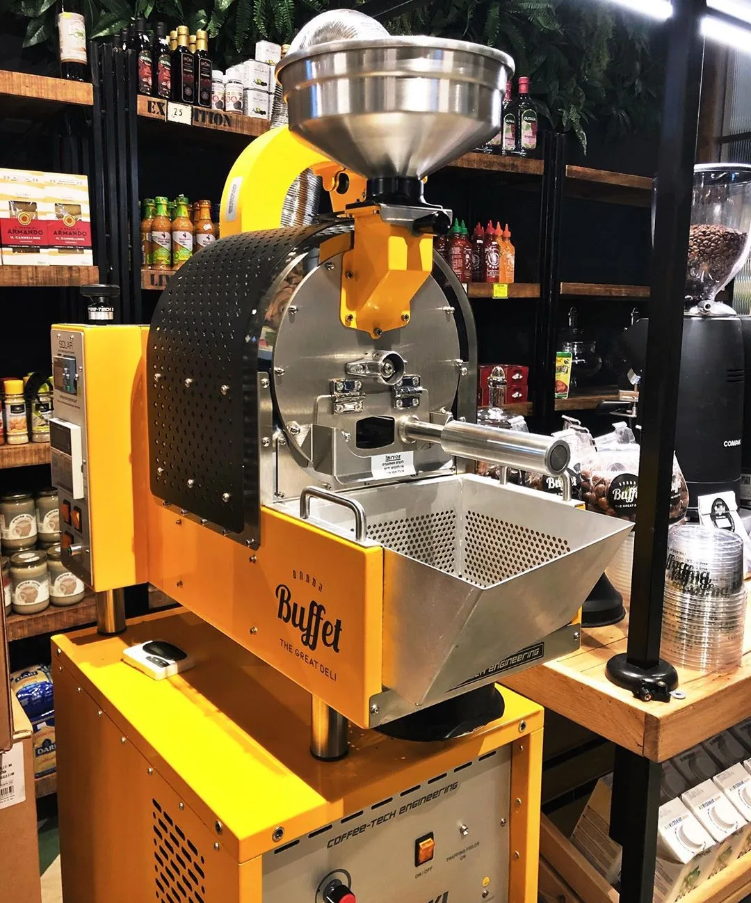 Torréfacteur Coffee-Tech Solar jaune et noir dans un espace de vente
