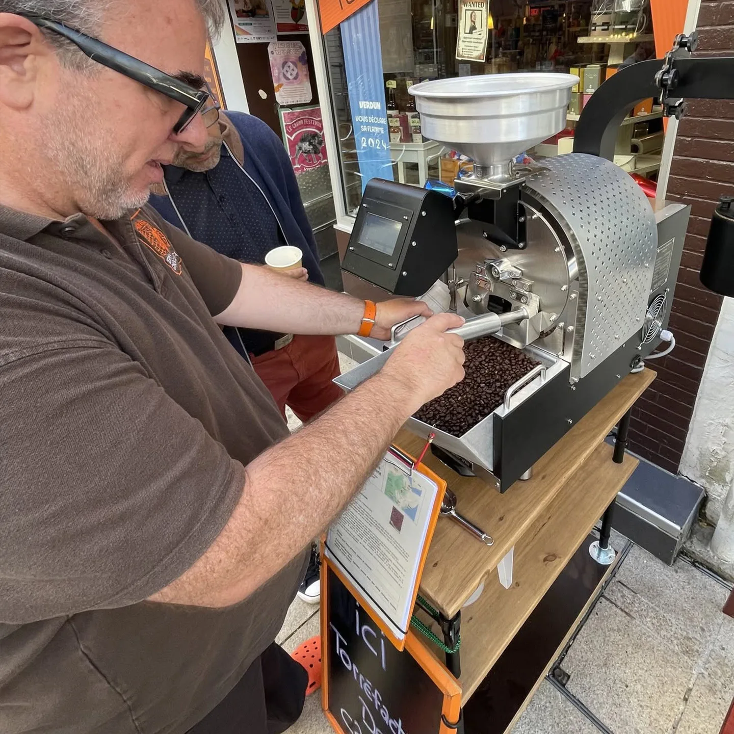 Le torréfacteur Solar Eco installé dans la rue devant la façade de Terra Chocolata à Verdun